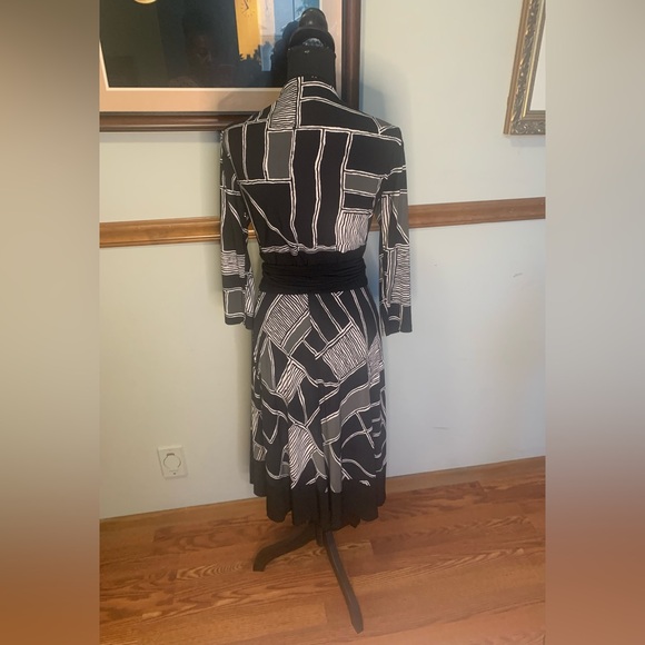 Jones New York Black, gray and white graphic Print.
Wraparound Dress size 8 - Picture 2 of 9